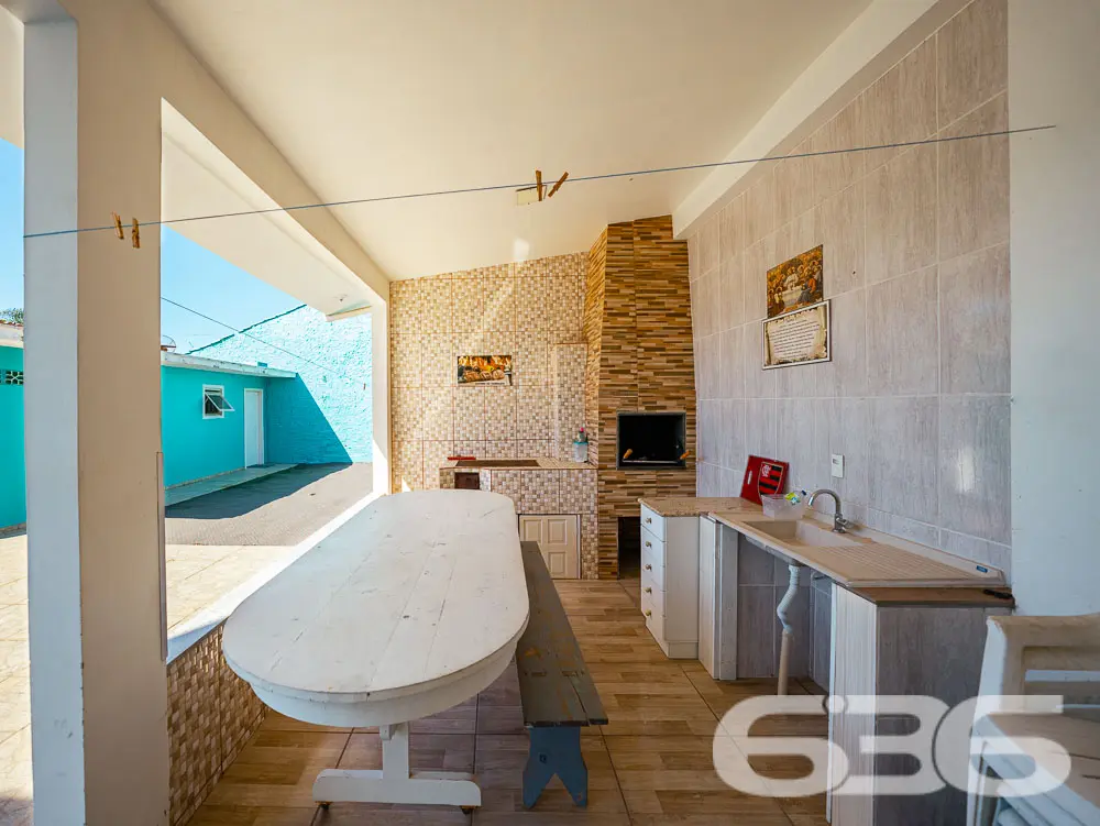 OPORTUNIDADE DE CASA À VENDA PRÓXIMA DA PRAIA EM B