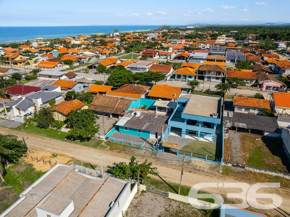 OPORTUNIDADE DE CASA À VENDA PRÓXIMA DA PRAIA EM B