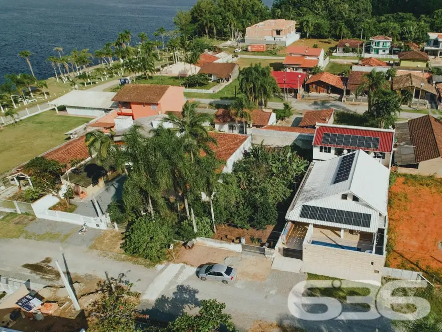TERRENO À VENDA A POUCOS METROS DA LAGOA MARIA FER