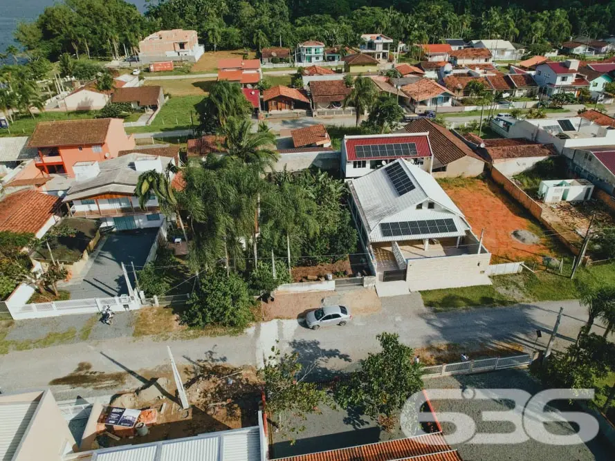 TERRENO À VENDA A POUCOS METROS DA LAGOA MARIA FER
