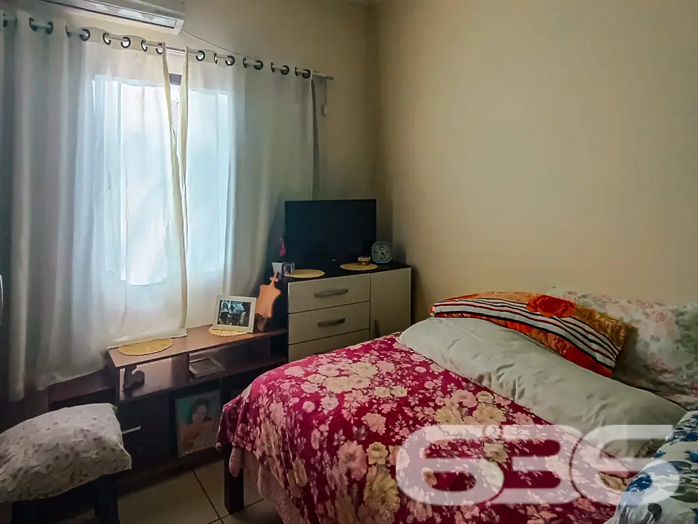 CASA COM 3 QUARTOS A POUCOS PASSOS DA LAGOA
Imagi