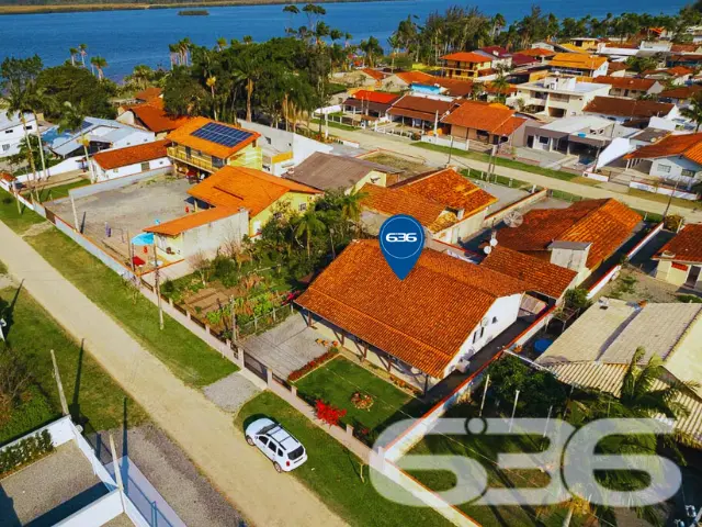 CASA COM 3 QUARTOS A POUCOS PASSOS DA LAGOA
Imagi