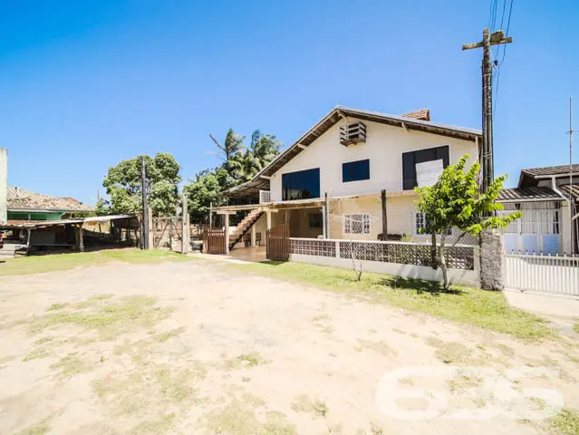 BELÍSSIMA RESIDÊNCIA COM 2 SUÍTE E MAIS 3 QUARTOS