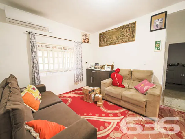 BELÍSSIMA RESIDÊNCIA COM 2 SUÍTE E MAIS 3 QUARTOS