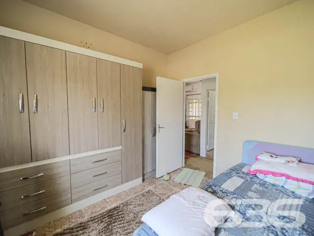 BELÍSSIMA RESIDÊNCIA COM 2 SUÍTE E MAIS 3 QUARTOS