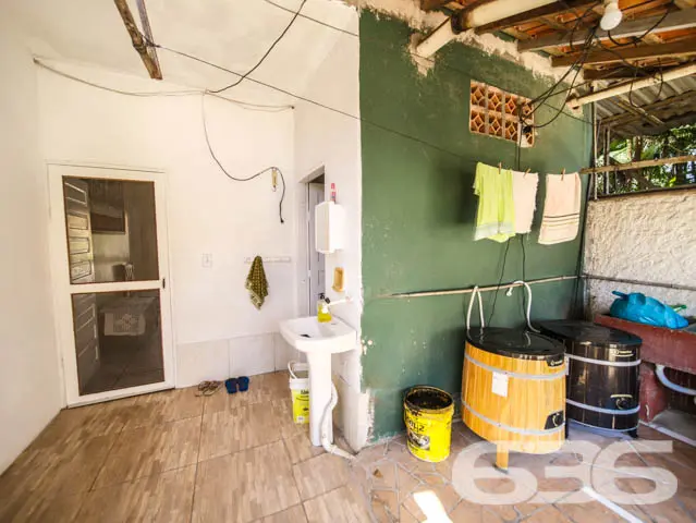 BELÍSSIMA RESIDÊNCIA COM 2 SUÍTE E MAIS 3 QUARTOS