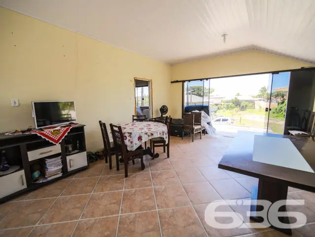 BELÍSSIMA RESIDÊNCIA COM 2 SUÍTE E MAIS 3 QUARTOS