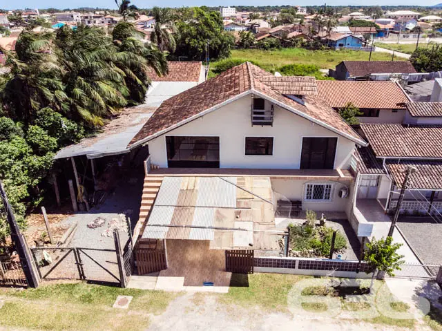 BELÍSSIMA RESIDÊNCIA COM 2 SUÍTE E MAIS 3 QUARTOS