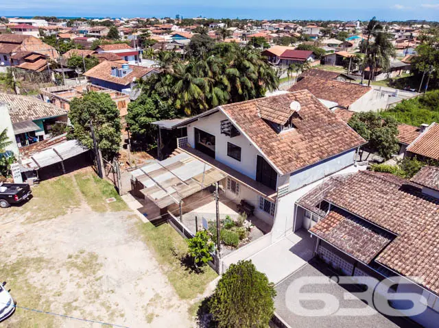 BELÍSSIMA RESIDÊNCIA COM 2 SUÍTE E MAIS 3 QUARTOS