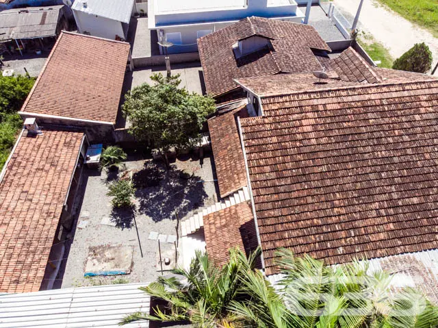 BELÍSSIMA RESIDÊNCIA COM 2 SUÍTE E MAIS 3 QUARTOS