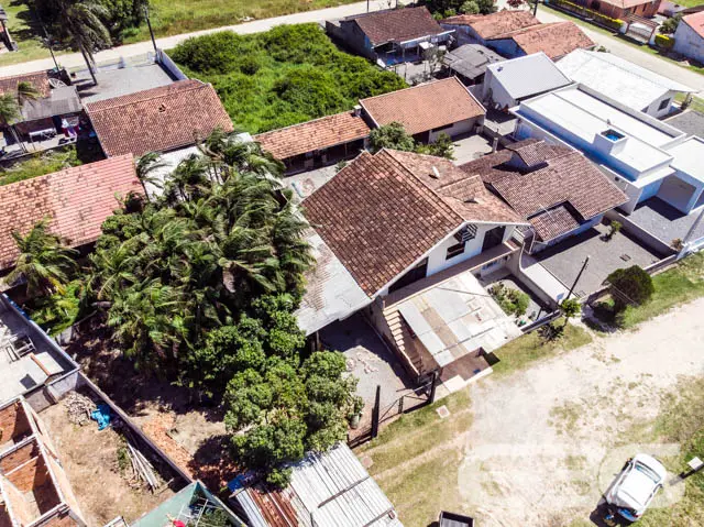 BELÍSSIMA RESIDÊNCIA COM 2 SUÍTE E MAIS 3 QUARTOS
