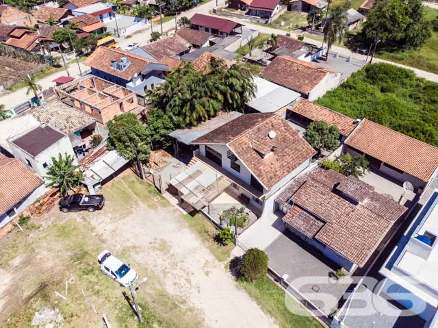 BELÍSSIMA RESIDÊNCIA COM 2 SUÍTE E MAIS 3 QUARTOS