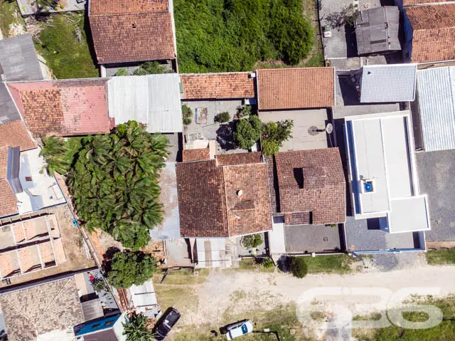 BELÍSSIMA RESIDÊNCIA COM 2 SUÍTE E MAIS 3 QUARTOS