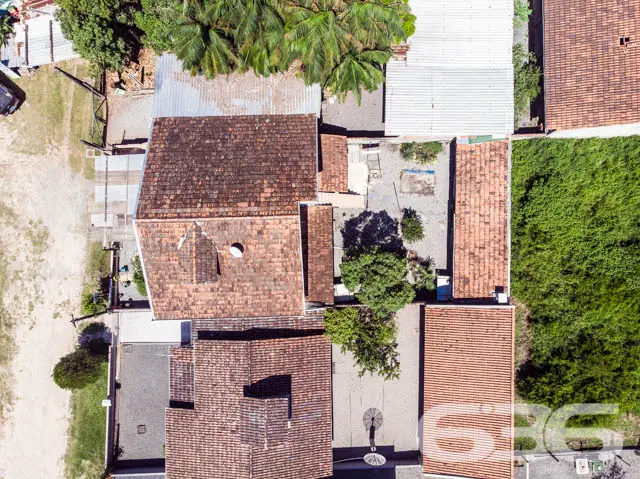 BELÍSSIMA RESIDÊNCIA COM 2 SUÍTE E MAIS 3 QUARTOS