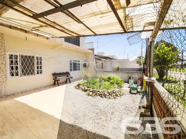 BELÍSSIMA RESIDÊNCIA COM 2 SUÍTE E MAIS 3 QUARTOS