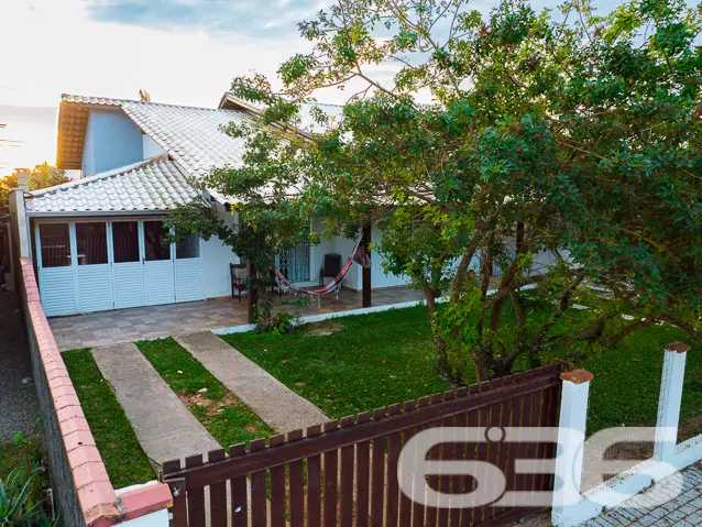 EXCELENTE CASA PERTO DA PRAIA EM BALNEÁRIO BARRA D