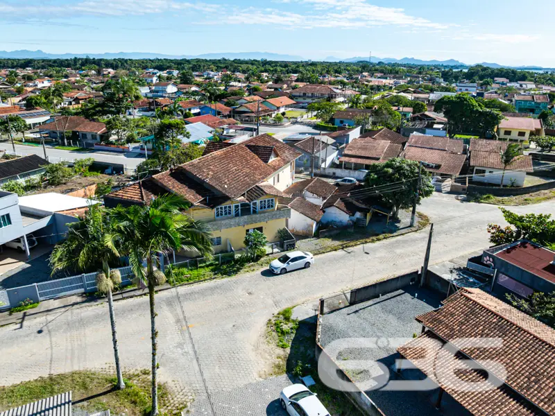 Uma esquina histórica com múltiplas possibilidades