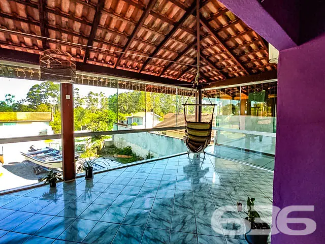 VENDE-SE SOBRADO COM 4 QUARTOS NO BAIRRO COSTEIRA