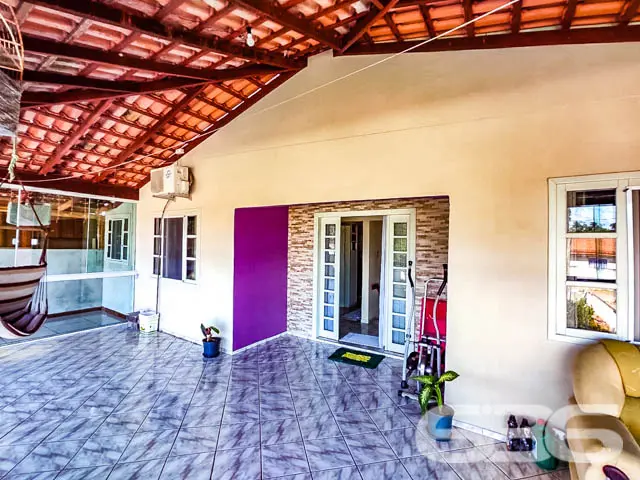 VENDE-SE SOBRADO COM 4 QUARTOS NO BAIRRO COSTEIRA