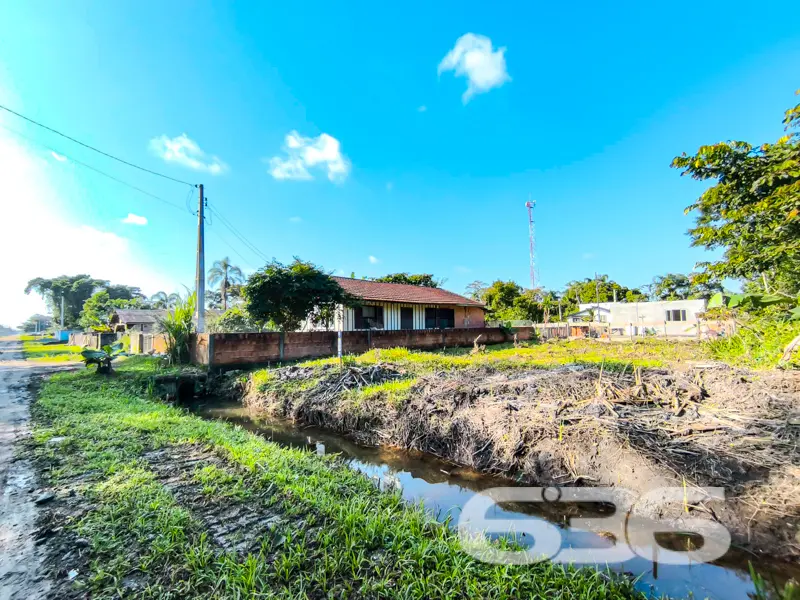 Terreno plano com face norte em meio à natureza em