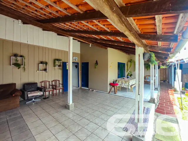 CASA COM AMPLO QUINTAL E PERTINHO DA PRAIA EM BALN