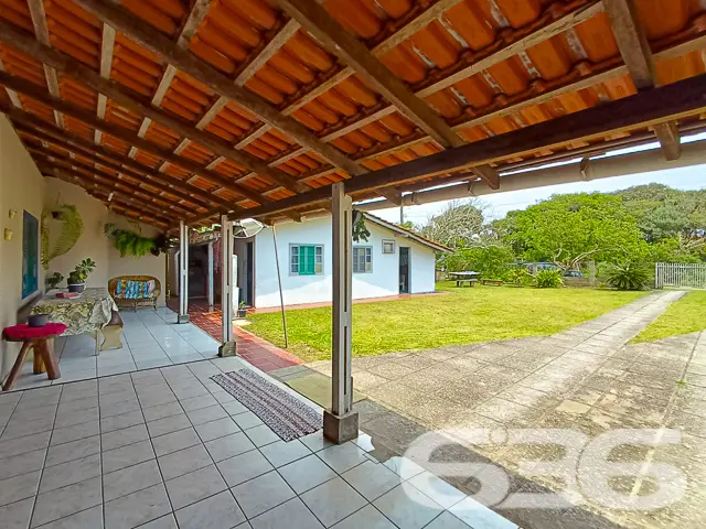 CASA COM AMPLO QUINTAL E PERTINHO DA PRAIA EM BALN
