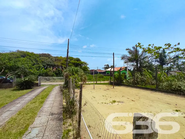 CASA COM AMPLO QUINTAL E PERTINHO DA PRAIA EM BALN