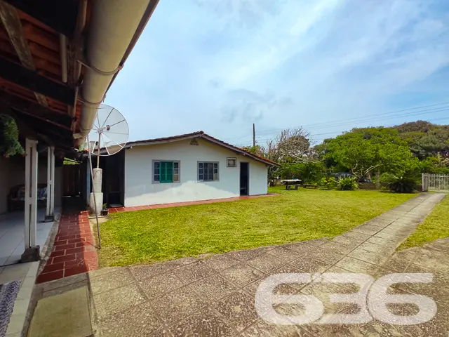 CASA COM AMPLO QUINTAL E PERTINHO DA PRAIA EM BALN