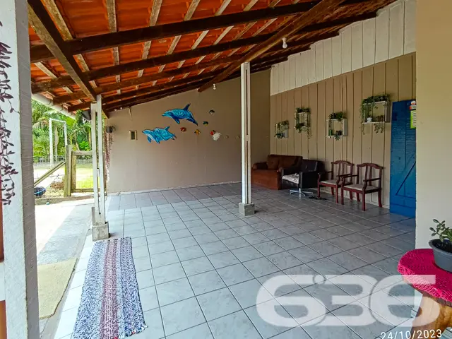 CASA COM AMPLO QUINTAL E PERTINHO DA PRAIA EM BALN