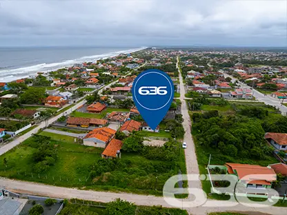 CASA COM AMPLO QUINTAL E PERTINHO DA PRAIA EM BALN