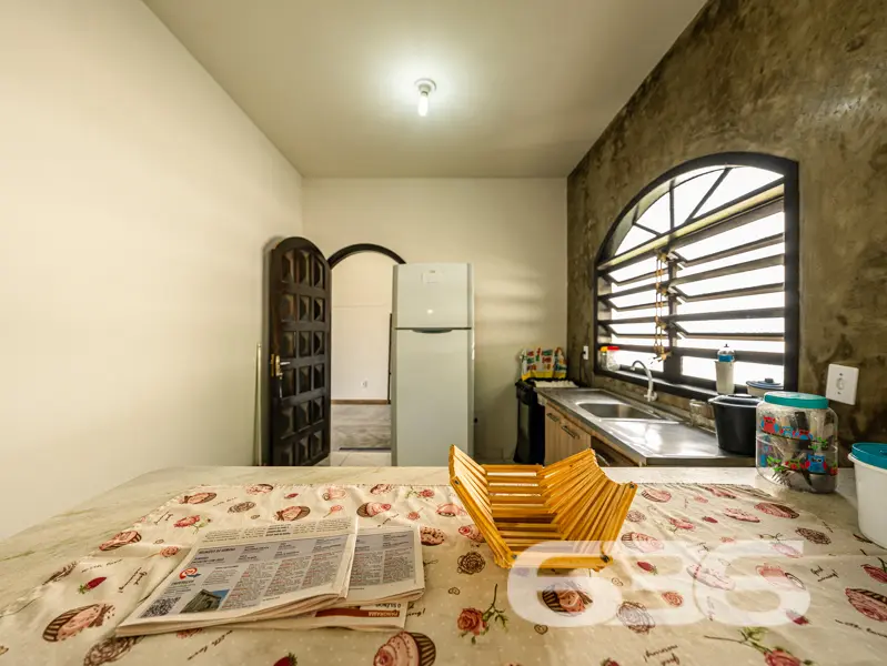 Apresentamos esta encantadora residência localizad