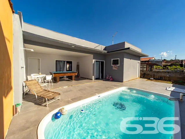 BELÍSSIMA CASA COM 1 SUÍTE E 2 QUARTOS EM BALNEÁRI