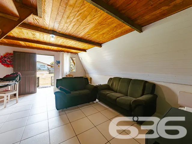 VENDE-SE CHALÉ COM ACESSO AO RIO E AMPLO TERRENO N
