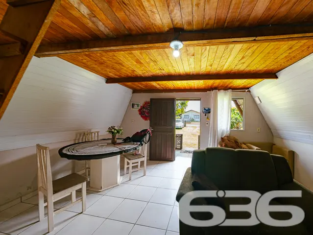 VENDE-SE CHALÉ COM ACESSO AO RIO E AMPLO TERRENO N