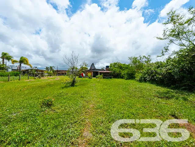 VENDE-SE CHALÉ COM ACESSO AO RIO E AMPLO TERRENO N