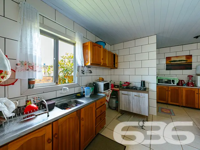 VENDE-SE CHALÉ COM ACESSO AO RIO E AMPLO TERRENO N