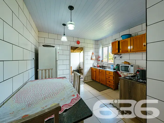 VENDE-SE CHALÉ COM ACESSO AO RIO E AMPLO TERRENO N