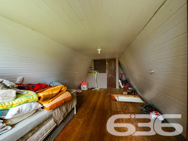 VENDE-SE CHALÉ COM ACESSO AO RIO E AMPLO TERRENO N