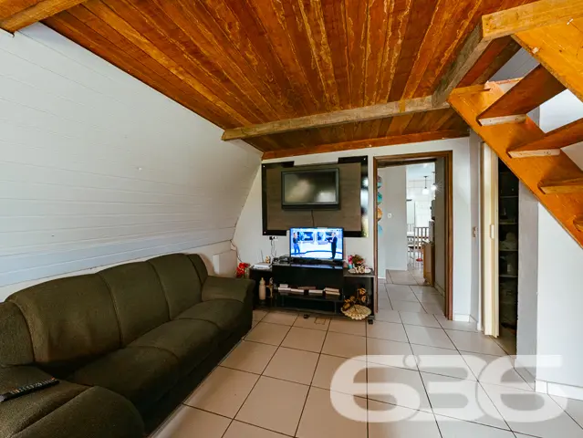 VENDE-SE CHALÉ COM ACESSO AO RIO E AMPLO TERRENO N