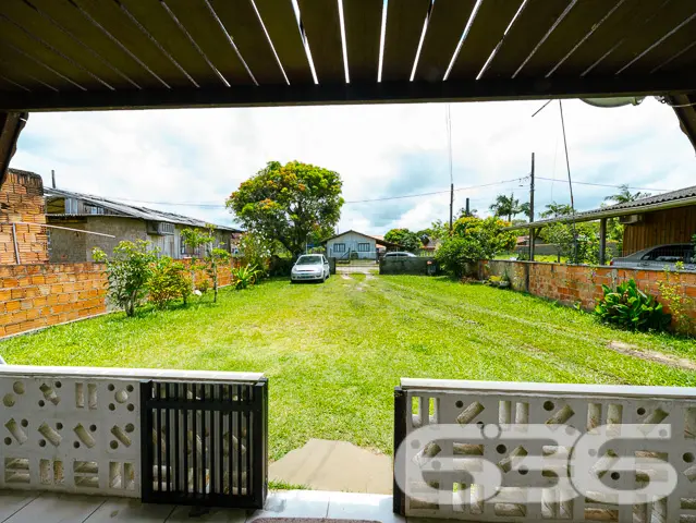 VENDE-SE CHALÉ COM ACESSO AO RIO E AMPLO TERRENO N