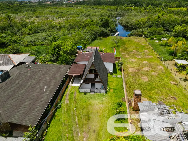 VENDE-SE CHALÉ COM ACESSO AO RIO E AMPLO TERRENO N