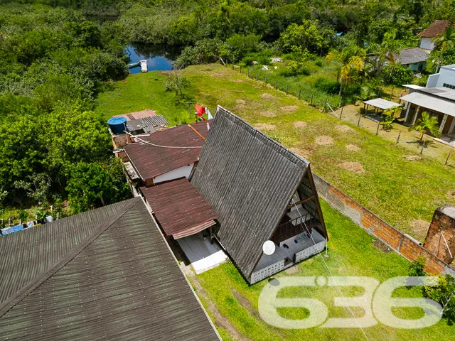 VENDE-SE CHALÉ COM ACESSO AO RIO E AMPLO TERRENO N