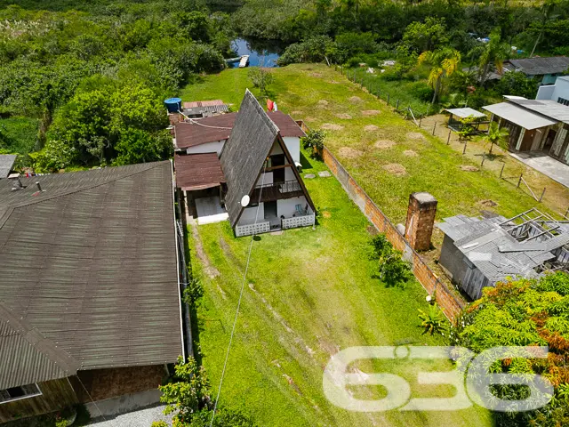 VENDE-SE CHALÉ COM ACESSO AO RIO E AMPLO TERRENO N