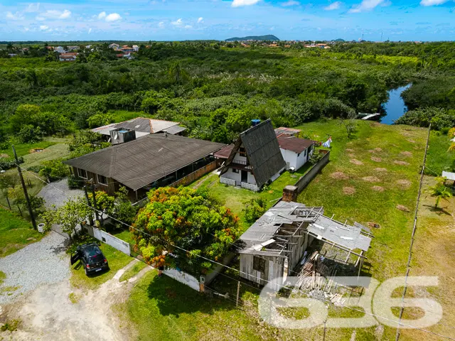 VENDE-SE CHALÉ COM ACESSO AO RIO E AMPLO TERRENO N
