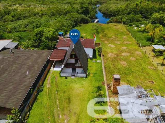 VENDE-SE CHALÉ COM ACESSO AO RIO E AMPLO TERRENO N