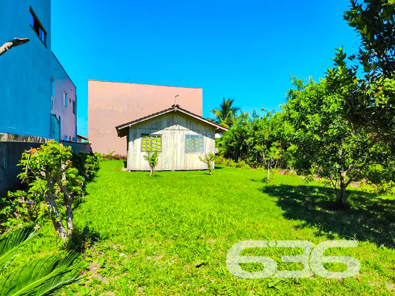 Terreno amplo e casa de madeira no Centro de Balne