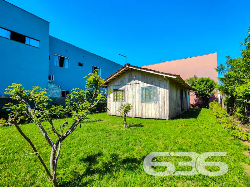 Terreno amplo e casa de madeira no Centro de Balne
