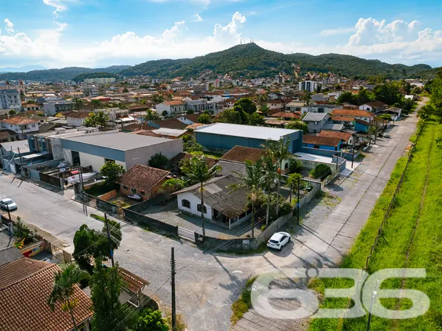 BAIRRO BOA VISTA: DUAS CASAS EM UM TERRENO DE ESQU