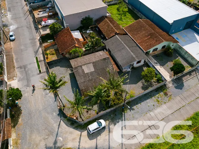 BAIRRO BOA VISTA: DUAS CASAS EM UM TERRENO DE ESQU