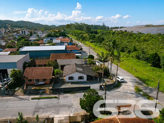 BAIRRO BOA VISTA: DUAS CASAS EM UM TERRENO DE ESQU